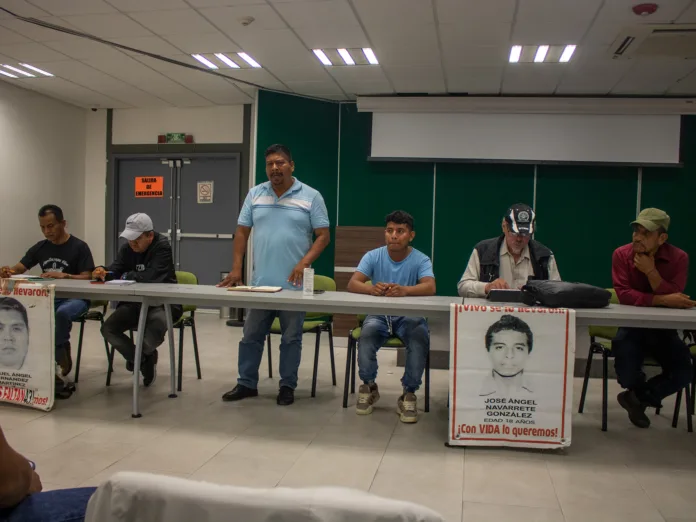 A días de cumplir 10 años de la desaparición de los 43 estudiantes, se realizó la Asamblea Nacional Popular para coordinar las actividades conmemorativas. Se expresó el dolor y frustración de los padres tras una década de lucha sin justicia ni verdad en el caso Ayotzinapa. A días de cumplir 10 años de la desaparición de los 43 estudiantes, se realizó la Asamblea Nacional Popular para coordinar las actividades conmemorativas. Se expresó el dolor y frustración de los padres tras una década de lucha sin justicia ni verdad en el caso Ayotzinapa.