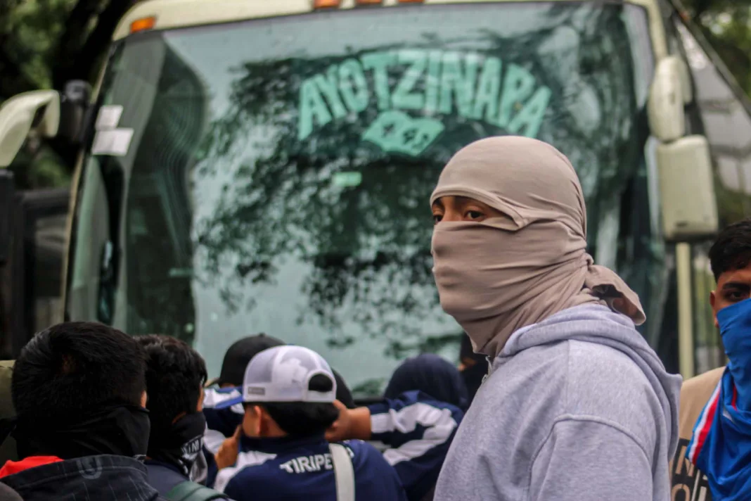 A dos días de cumplir 10 años por el caso Ayotzinapa, voces de los padres, madres y normalistas llenos de indignación y tristeza frente al Senado de la República, se convirtieron en un llamado a la justicia y denuncia por los 43 desaparecidos. En este acto simbólico, se buscó romper el silencio de otro gobierno que dejó promesas en el aire por falta de acción y compromiso. Por Denisse Ureña / @denisseure_ y Jorge Yeicatl / @desconocido_tour A dos días de cumplir 10 años por el caso Ayotzinapa, voces de los padres, madres y normalistas llenos de indignación y tristeza frente al Senado de la República, se convirtieron en un llamado a la justicia y denuncia por los 43 desaparecidos. En este acto simbólico, se buscó romper el silencio de otro gobierno que dejó promesas en el aire por falta de acción y compromiso. Por Denisse Ureña / @denisseure_ y Jorge Yeicatl / @desconocido_tour