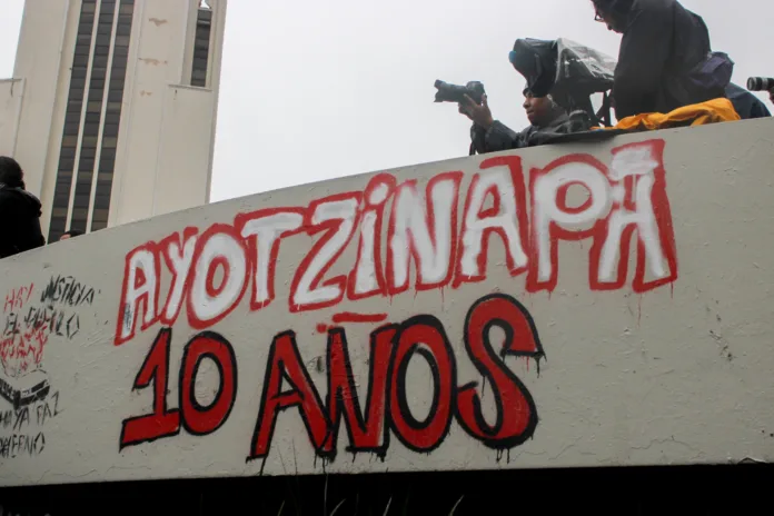 Se cumplen 10 años de la desaparición forzada de los 43 estudiantes de Ayotzinapa. Un largo camino de injusticia, de impunidad, pero sobre todo, de resistencia. Se cumplen 10 años de la desaparición forzada de los 43 estudiantes de Ayotzinapa. Un largo camino de injusticia, de impunidad, pero sobre todo, de resistencia.