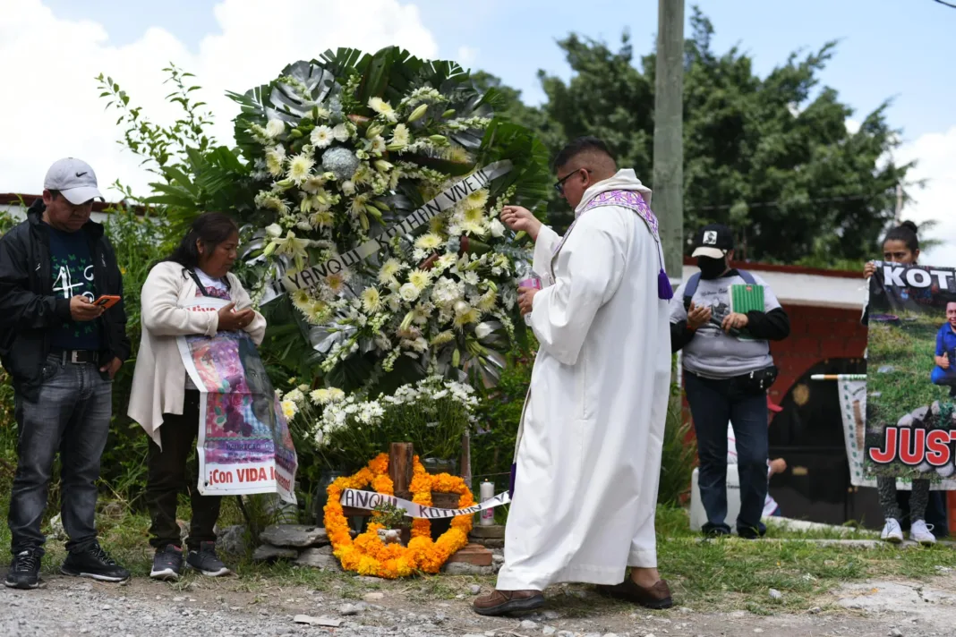459636073_910313927790584_4720420276282417867_n (1) Padres de los 43 normalistas de Ayotzinapa rinden homenaje a estudiante asesinado en Guerrero