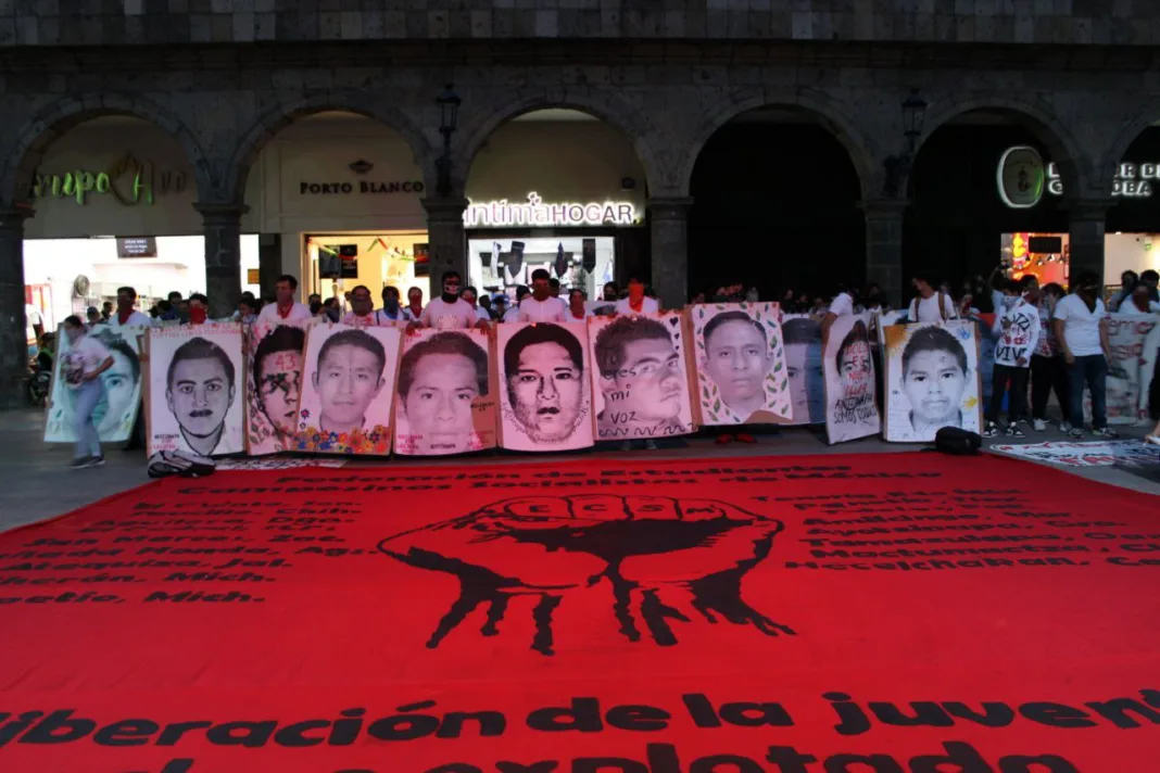 IMG_F992B672CF6C-6 ¡Ayotzinapa vive, la lucha sigue! Marchan en Guadalajara a 10 años de la desaparición de los 43 normalistas