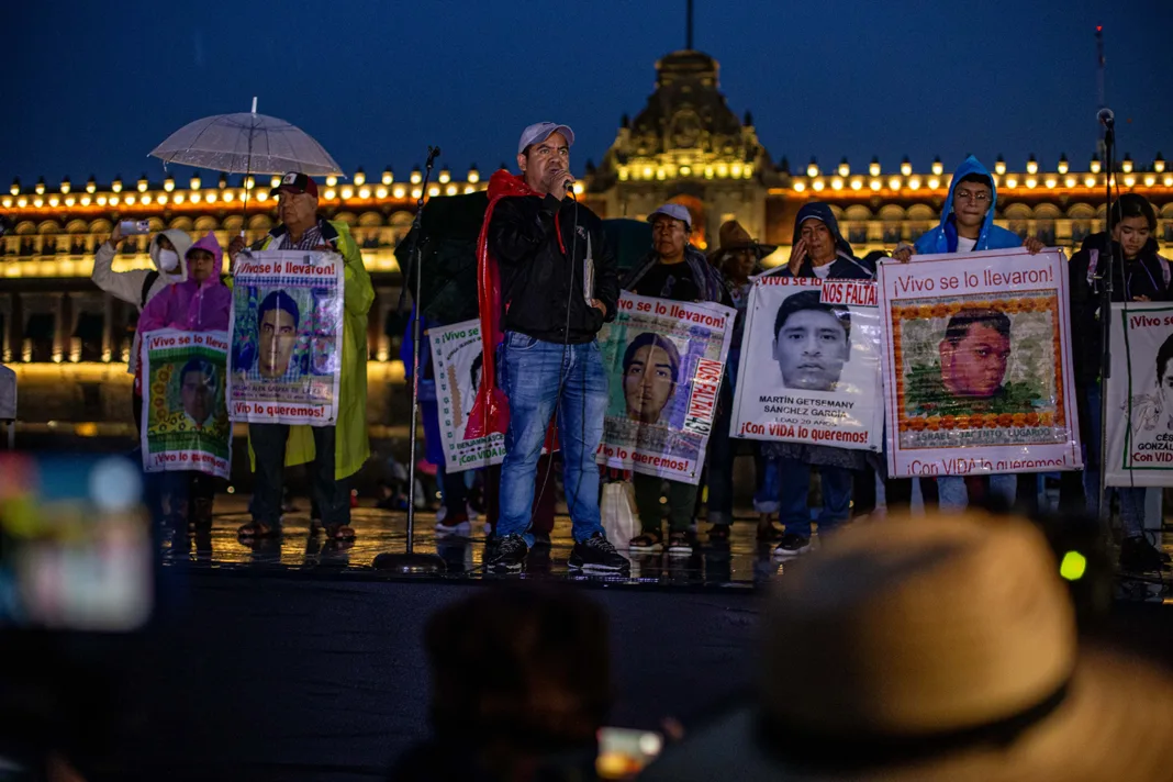 _MG_8208 Ayotzinapa: Más de 10 mil personas marchan en la CDMX para exigir verdad y justicia