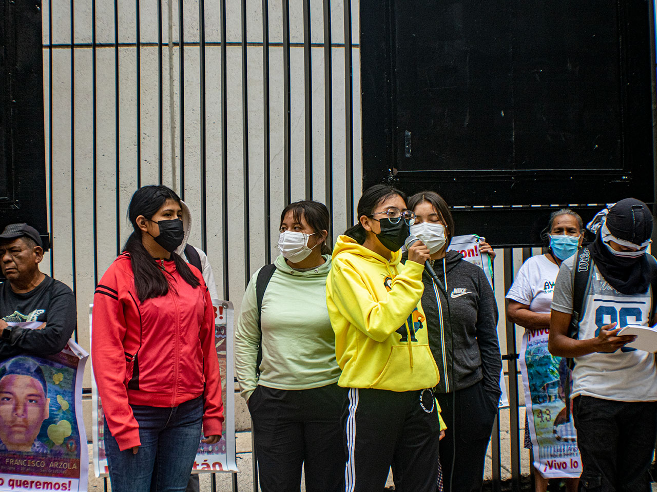 A dos días de cumplir 10 años por el caso Ayotzinapa, voces de los padres, madres y normalistas llenos de indignación y tristeza frente al Senado de la República, se convirtieron en un llamado a la justicia y denuncia por los 43 desaparecidos. En este acto simbólico, se buscó romper el silencio de otro gobierno que dejó promesas en el aire por falta de acción y compromiso. Por Denisse Ureña / @denisseure_ y Jorge Yeicatl / @desconocido_tour