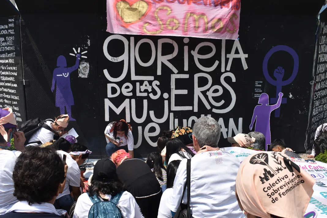 La Glorieta de las Mujeres que Luchan se convirtió en un espacio donde las sobrevivientes por tentativa de feminicidio compartieron sus testimonios sobre impunidad y dolor. Tras marchar hacia el Senado de la República, exigieron avances en la Ley Oropéndola para garantizar derechos y seguridad. La Glorieta de las Mujeres que Luchan se convirtió en un espacio donde las sobrevivientes por tentativa de feminicidio compartieron sus testimonios sobre impunidad y dolor. Tras marchar hacia el Senado de la República, exigieron avances en la Ley Oropéndola para garantizar derechos y seguridad.