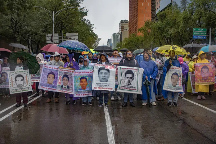 10 años de dolor: Padres de los 43 claman justicia en el Zócalo 10 años de dolor: Padres de los 43 claman justicia en el Zócalo