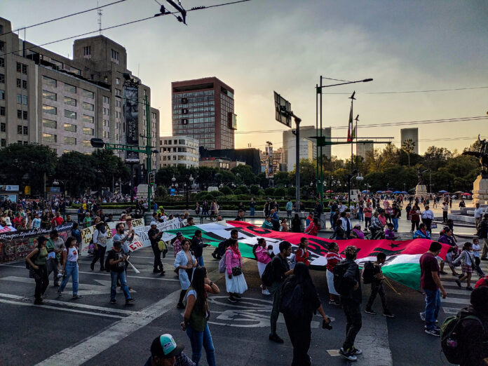 ¡Una vez más! Los diversos contingentes asociados al EZLN y los pueblos indígenas de las diversas regiones de la República Mexicana así como los militantes indígenas residentes en la Ciudad de México, se dieron cita a las puertas de Palacio Nacional, para exigir nuevamente las ya sabidas peticiones al nuevo gobierno, el cual para ellos “sigue sin voltear a verlos”.
