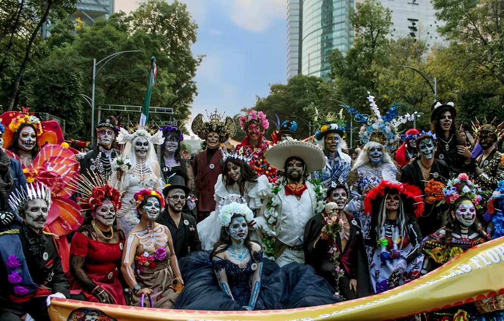 La noche se vistió de cempasúchil con un recorrido en las avenidas centrales de la CDMX con su Mega Procesión de las Catrinas 2024. 37 contingentes alusivos al Día de Muertos iluminaron el camino previo a su celebración. La noche se vistió de cempasúchil con un recorrido en las avenidas centrales de la CDMX con su Mega Procesión de las Catrinas 2024. 37 contingentes alusivos al Día de Muertos iluminaron el camino previo a su celebración.