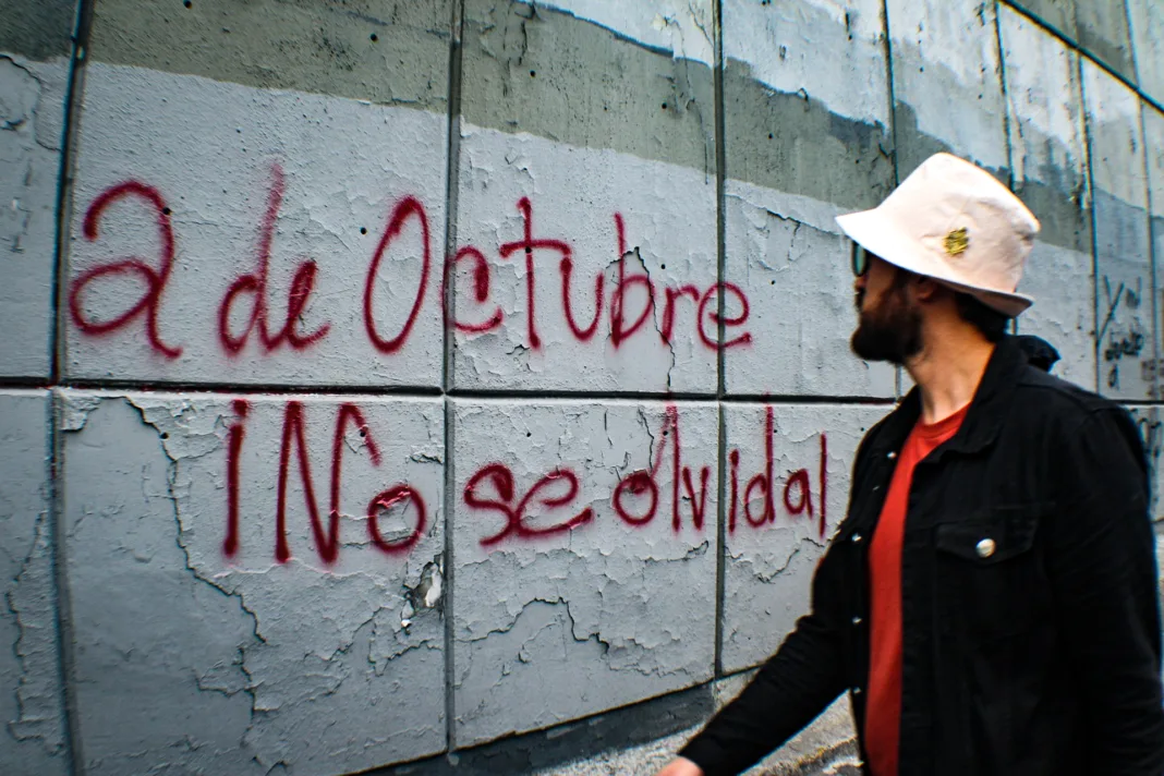 En conmemoración del 56 aniversario de la matanza de Tlatelolco, estudiantes y organizaciones llevaron a cabo una manifestación que paralizó la Ciudad de México el 2 de octubre, fecha que dejó una profunda herida en la historia desde 1968. En conmemoración del 56 aniversario de la matanza de Tlatelolco, estudiantes y organizaciones llevaron a cabo una manifestación que paralizó la Ciudad de México el 2 de octubre, fecha que dejó una profunda herida en la historia desde 1968.