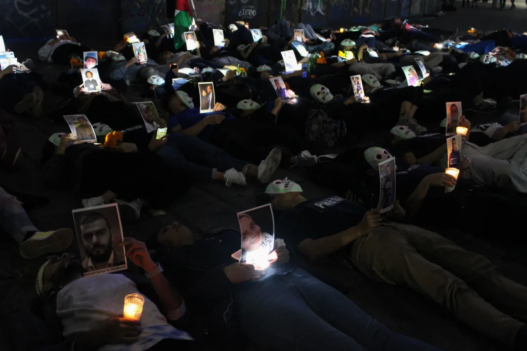 Se llevó a cabo una velada en el Ángel de la Independencia de la CDMX, en memoria de 183 periodistas asesinados en Gaza y para exigir un alto a la violencia contra la prensa. Se llevó a cabo una velada en el Ángel de la Independencia de la CDMX, en memoria de 183 periodistas asesinados en Gaza y para exigir un alto a la violencia contra la prensa.