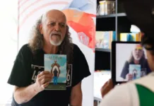 Presentan el libro “El espejo, cuando tenga 64 años” de Francisco Barrios “El Mastuerzo” En el marco del Festival Internacional Quimera se presentó el libro "El espejo, cuando tenga 64 años" de Francisco Barrios "El Mastuerzo". Un texto que muestra la reflexión y lucha del cantante a lo largo de su vida.