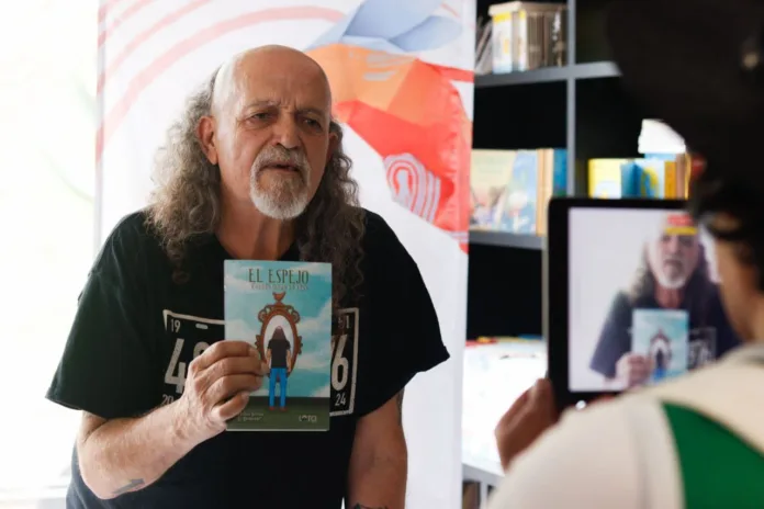 En el marco del Festival Internacional Quimera se presentó el libro "El espejo, cuando tenga 64 años" de Francisco Barrios "El Mastuerzo". Un texto que muestra la reflexión y lucha del cantante a lo largo de su vida. En el marco del Festival Internacional Quimera se presentó el libro "El espejo, cuando tenga 64 años" de Francisco Barrios "El Mastuerzo". Un texto que muestra la reflexión y lucha del cantante a lo largo de su vida.