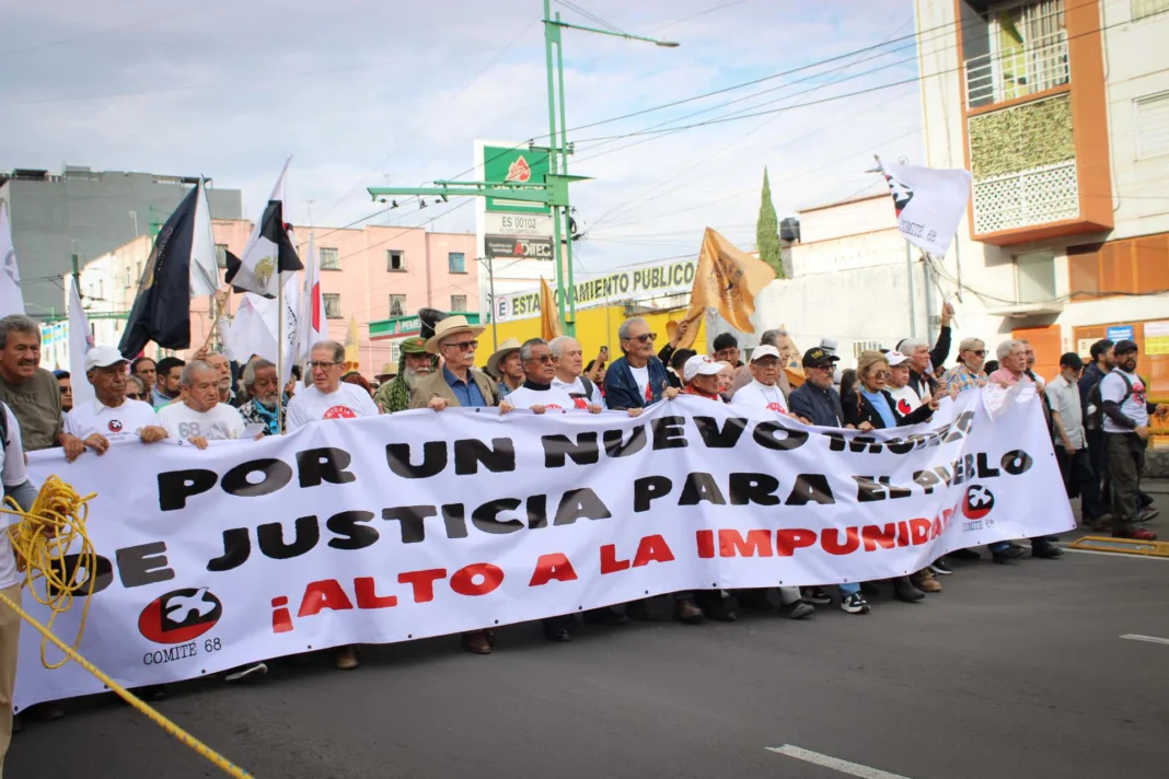A 56 años de la matanza de Tlatelolco en 1968, estudiantes y organismos marcharon para denunciar el caso y la represión persistente. Pidieron a Claudia Sheinbaum que tome acciones efectivas en lugar de ofrecer disculpas a las víctimas. A 56 años de la matanza de Tlatelolco en 1968, estudiantes y organismos marcharon para denunciar el caso y la represión persistente. Pidieron a Claudia Sheinbaum que tome acciones efectivas en lugar de ofrecer disculpas a las víctimas.