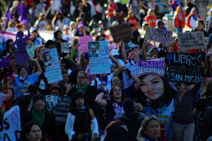 En el marco del 25 de noviembre Día Internacional por la Eliminación de la Violencia hacia las Mujeres, distintos colectivos se reunieron en la Glorieta de las Mujeres que Luchan para marchar hacia el Zócalo capitalino, con el fin de visibilizar la lucha por sus derechos, por justicia merecida y por su reivindicación. En el marco del 25 de noviembre Día Internacional por la Eliminación de la Violencia hacia las Mujeres, distintos colectivos se reunieron en la Glorieta de las Mujeres que Luchan para marchar hacia el Zócalo capitalino, con el fin de visibilizar la lucha por sus derechos, por justicia merecida y por su reivindicación.