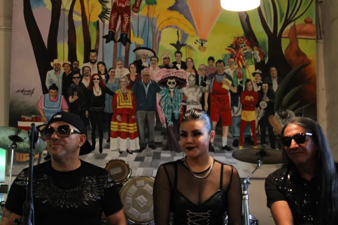 Se llevó a cabo una conferencia de prensa en el Museo del Pulque para presentar el nuevo álbum musical "R3volución Ska" de Los de Abajo, el cual será lanzado el viernes 15 de noviembre. Un álbum compilatorio que incluye diversas colaboraciones y estilos musicales. Se llevó a cabo una conferencia de prensa en el Museo del Pulque para presentar el nuevo álbum musical "R3volución Ska" de Los de Abajo, el cual será lanzado el viernes 15 de noviembre. Un álbum compilatorio que incluye diversas colaboraciones y estilos musicales.