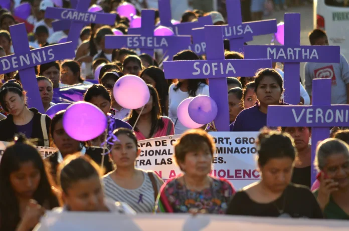 Mujeres-familiares-y-amigas-mostraron-cruces-moradas-con-los-nombres-de-las-victimas-de-feminicidio-durante-una-marcha-en-Tlapa-de-Comonfort.-Foto_-Tlachinollan-scaled