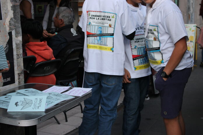 Familiares organizaron una protesta cultural para visibilizar el caso de Juan Carlos Ramírez Michaca, quien fue detenido de manera ilegal desde 2005 en Ecatepec, Estado de México. También se exigió su liberación. Su sentencia es de 70 años por homicidios que no cometió. 