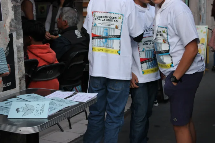 Familiares organizaron una protesta cultural para visibilizar el caso de Juan Carlos Ramírez Michaca, quien fue detenido de manera ilegal desde 2005 en Ecatepec, Estado de México. También se exigió su liberación. Su sentencia es de 70 años por homicidios que no cometió. Familiares organizaron una protesta cultural para visibilizar el caso de Juan Carlos Ramírez Michaca, quien fue detenido de manera ilegal desde 2005 en Ecatepec, Estado de México. También se exigió su liberación. Su sentencia es de 70 años por homicidios que no cometió.