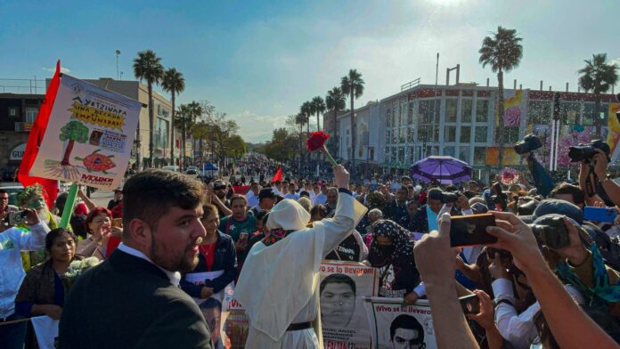 Desde la glorieta de Peralvillo hasta la Basílica de Guadalupe en la alcaldía Gustavo A. Madero de la CDMX, se llevó a cabo una marcha y misa conmemorativa por la Acción Global 123 por los 43 estudiantes desaparecidos de Ayotzinapa