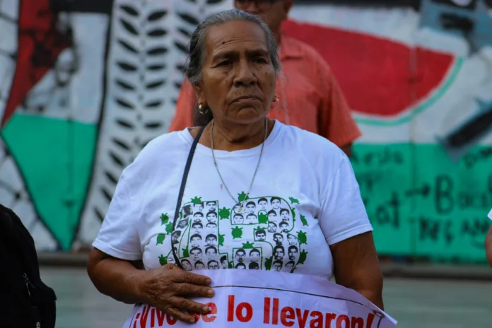 Madres y padres de los 43 estudiantes desaparecidos de la escuela normal rural "Raúl Isidro Burgos" marcharon del Ángel de la Independencia al Hemiciclo a Juárez como la Acción Global 124 por Ayotzinapa. La primera movilización del año 2025 que demuestra que la búsqueda de la verdad y la justicia, siguen firmes después de más de 10 años. Madres y padres de los 43 estudiantes desaparecidos de la escuela normal rural "Raúl Isidro Burgos" marcharon del Ángel de la Independencia al Hemiciclo a Juárez como la Acción Global 124 por Ayotzinapa. La primera movilización del año 2025 que demuestra que la búsqueda de la verdad y la justicia, siguen firmes después de más de 10 años.