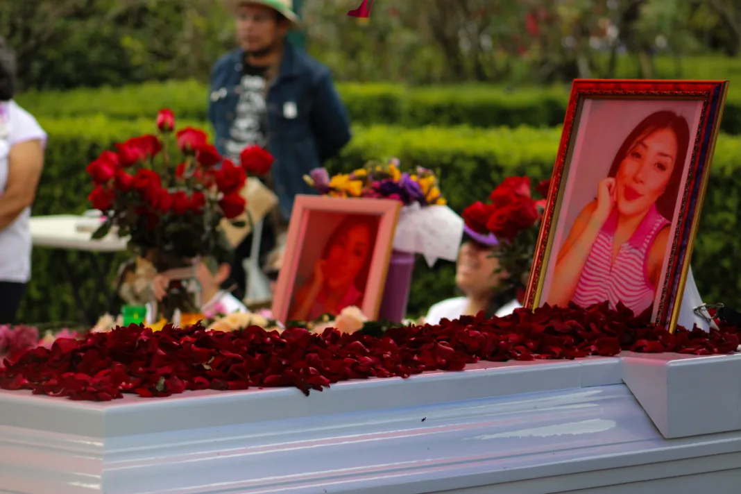 Familiares, colectivos de madres buscadoras, artistas y personas simpatizantes se reunieron en la Glorieta de las Mujeres que Luchan en la CDMX para rendirle un homenaje en el recinto a Jael Monserrat Uribe Palmeros. Víctima de feminicidio cuyos restos fueron encontrados por su familia en noviembre del 2024, después de 4 años de búsqueda. Familiares, colectivos de madres buscadoras, artistas y personas simpatizantes se reunieron en la Glorieta de las Mujeres que Luchan en la CDMX para rendirle un homenaje en el recinto a Jael Monserrat Uribe Palmeros. Víctima de feminicidio cuyos restos fueron encontrados por su familia en noviembre del 2024, después de 4 años de búsqueda.