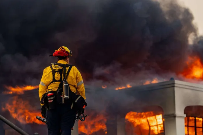 Los incendios presentados desde el 7 de enero en Los Ángeles, California han dejado al menos 10 muertos, más de 10 mil estructuras devastadas y toques de queda por robos. Los incendios presentados desde el 7 de enero en Los Ángeles, California han dejado al menos 10 muertos, más de 10 mil estructuras devastadas y toques de queda por robos.