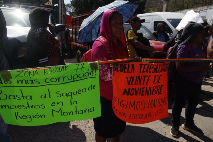 Familias indígenas bloquean accesos de Tlapa para exigir maestros de telesecundaria