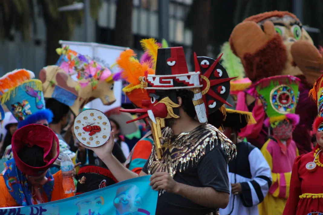 Más de 4,500 personas participaron en el "Carnaval de Carnavales" lleno de música, baile y color en su recorrido por las calles de la capital. Más de 4,500 personas participaron en el "Carnaval de Carnavales" lleno de música, baile y color en su recorrido por las calles de la capital.