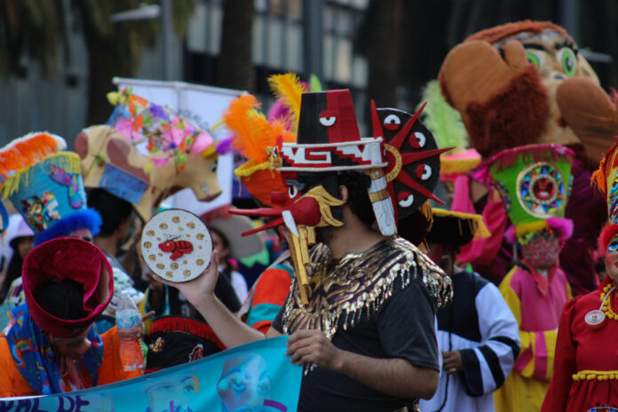 Más de 4,500 personas participaron en el "Carnaval de Carnavales" lleno de música, baile y color en su recorrido por las calles de la capital.