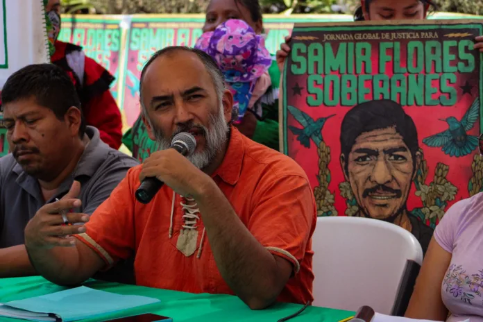 En el marco de los 6 años de impunidad sobre el asesinato del defensor de derechos de los pueblos originarios Samir Flores Soberanes, distintos colectivos como el CNI y el Frente de los Pueblos en Defensa de la Tierra y el Agua Morelos, presentaron frente a la FGR una teoría sobre el caso de Samir, vinculándolo con el narcogobierno.