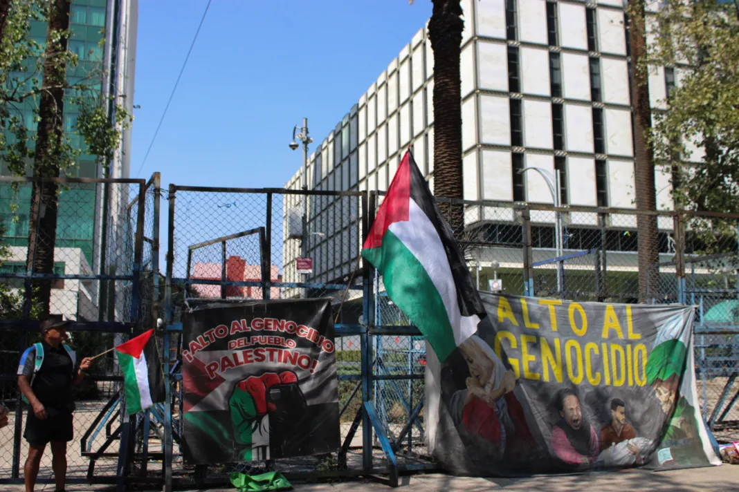 En pro de la libertad del pueblo Palestino, un contingente se dio cita a las afueras de la embajada de Estados Unidos en la Ciudad de México para alzar la voz y expresar su total descontento contra Israel. En pro de la libertad del pueblo Palestino, un contingente se dio cita a las afueras de la embajada de Estados Unidos en la Ciudad de México para alzar la voz y expresar su total descontento contra Israel.
