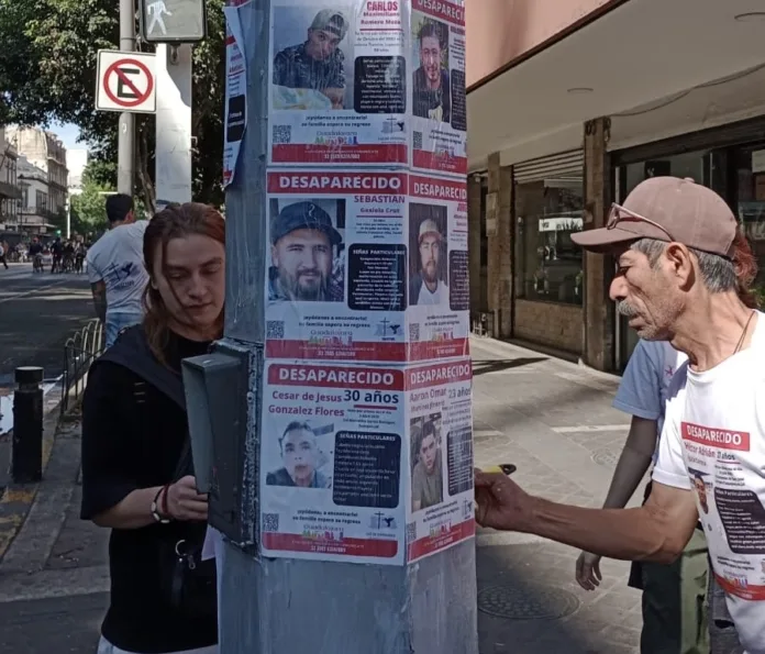 c232162a-e9ce-4f2a-ae2d-cf8e46b274ab Con pega masiva de fichas familias buscadoras dicen NO a la indiferencia gubernamental