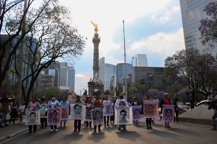 Madres y padres de los 43 normalistas de Ayotzinapa, marcharon del Ángel de la Independencia hacia el Hemiciclo a Juárez en la CDMX como Acción Global 125, para seguir exigiendo justicia por los estudiantes desaparecidos. Además el próximo viernes 28 de febrero, familiares de los 43 tendrán una segunda reunión con la presidenta Claudia Sheinbaum con la esperanza de tener un avance en la investigación del caso.