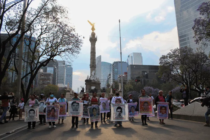 Madres y padres de los 43 normalistas de Ayotzinapa, marcharon del Ángel de la Independencia hacia el Hemiciclo a Juárez en la CDMX como Acción Global 125, para seguir exigiendo justicia por los estudiantes desaparecidos. Además el próximo viernes 28 de febrero, familiares de los 43 tendrán una segunda reunión con la presidenta Claudia Sheinbaum con la esperanza de tener un avance en la investigación del caso. Madres y padres de los 43 normalistas de Ayotzinapa, marcharon del Ángel de la Independencia hacia el Hemiciclo a Juárez en la CDMX como Acción Global 125, para seguir exigiendo justicia por los estudiantes desaparecidos. Además el próximo viernes 28 de febrero, familiares de los 43 tendrán una segunda reunión con la presidenta Claudia Sheinbaum con la esperanza de tener un avance en la investigación del caso.