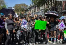 Entre nostalgia y delineador corrido, la Marcha Emo reunió a cientos de personas en el corazón de la CDMX Marcha emo 2025