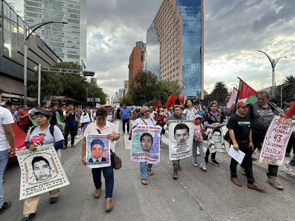 Padres y madres de los 43 se reúnen con Claudia Sheinbaum sin recibir ...