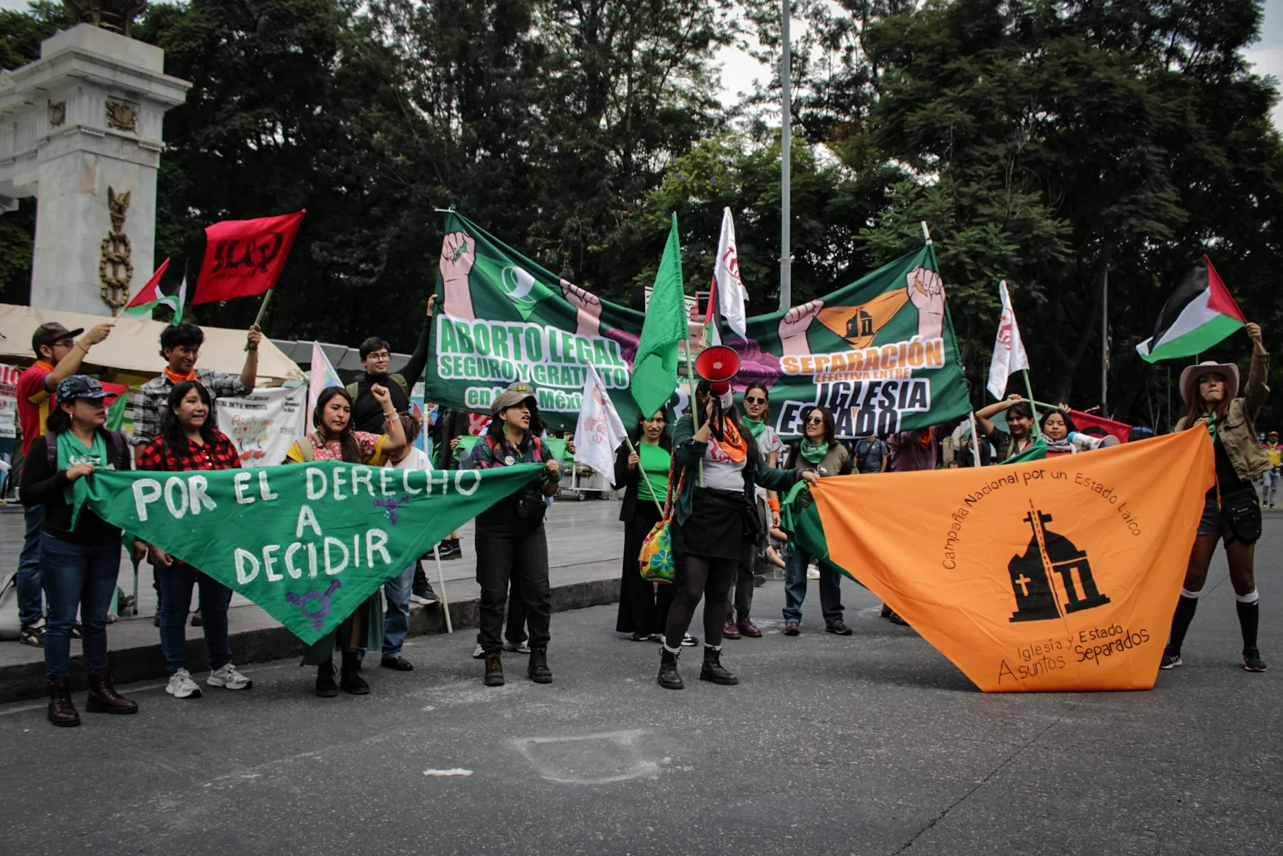 Con motivo del 28S, diversas organizaciones convocaron “Sonidero por el Aborto libre, seguro y gratuito” frente al Senado de la República, así como la marcha desde la Glorieta de las Mujeres que Luchan hacia el Hemiciclo a Juárez para eliminar el aborto como delito en el Código Penal.