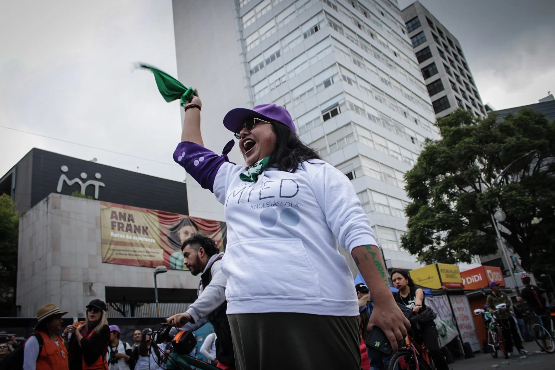 Con motivo del 28S, diversas organizaciones convocaron “Sonidero por el Aborto libre, seguro y gratuito” frente al Senado de la República, así como la marcha desde la Glorieta de las Mujeres que Luchan hacia el Hemiciclo a Juárez para eliminar el aborto como delito en el Código Penal.