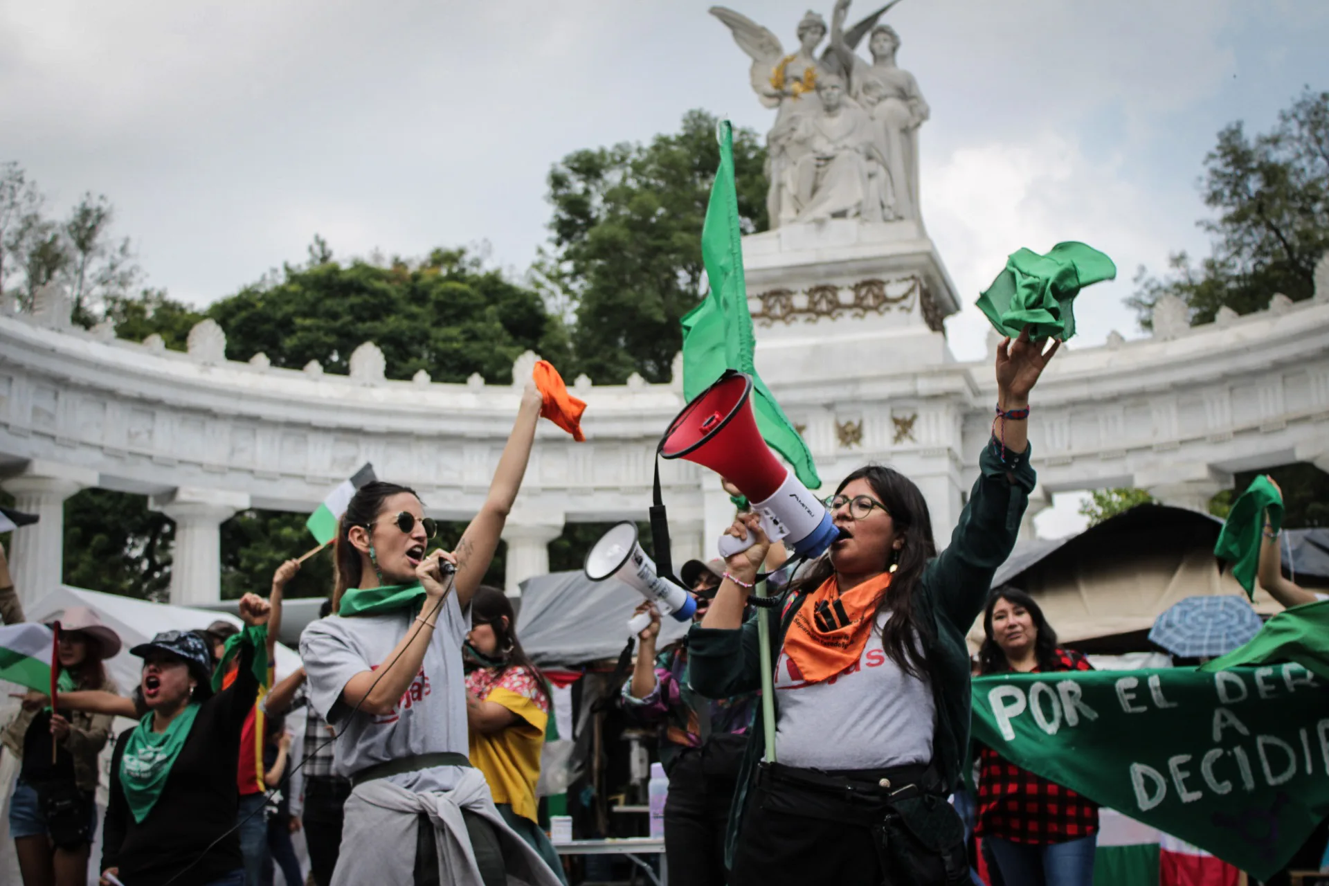 Con motivo del 28S, diversas organizaciones convocaron “Sonidero por el Aborto libre, seguro y gratuito” frente al Senado de la República, así como la marcha desde la Glorieta de las Mujeres que Luchan hacia el Hemiciclo a Juárez para eliminar el aborto como delito en el Código Penal.