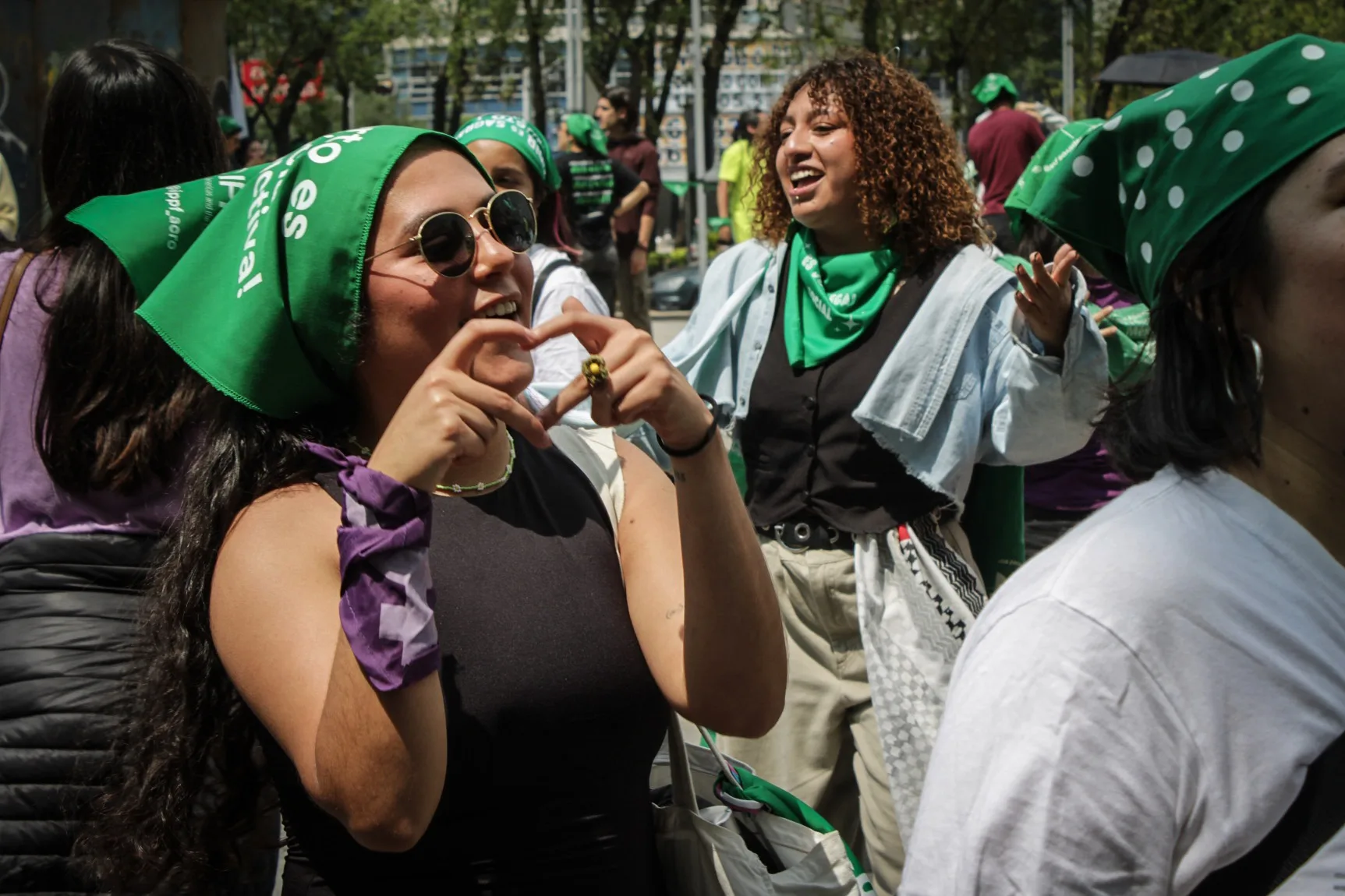 Con motivo del 28S, diversas organizaciones convocaron “Sonidero por el Aborto libre, seguro y gratuito” frente al Senado de la República, así como la marcha desde la Glorieta de las Mujeres que Luchan hacia el Hemiciclo a Juárez para eliminar el aborto como delito en el Código Penal.