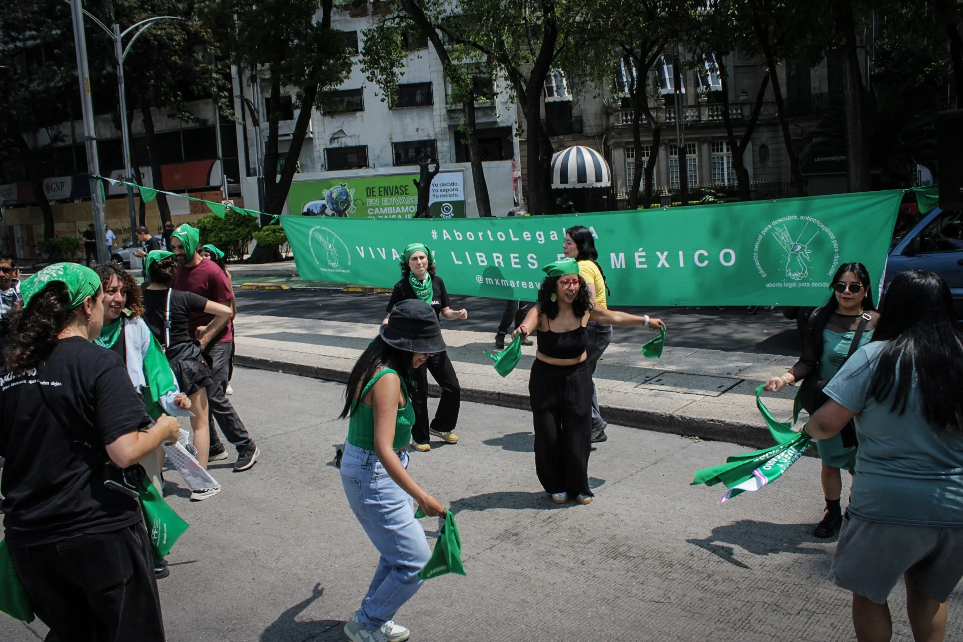Con motivo del 28S, diversas organizaciones convocaron “Sonidero por el Aborto libre, seguro y gratuito” frente al Senado de la República, así como la marcha desde la Glorieta de las Mujeres que Luchan hacia el Hemiciclo a Juárez para eliminar el aborto como delito en el Código Penal.