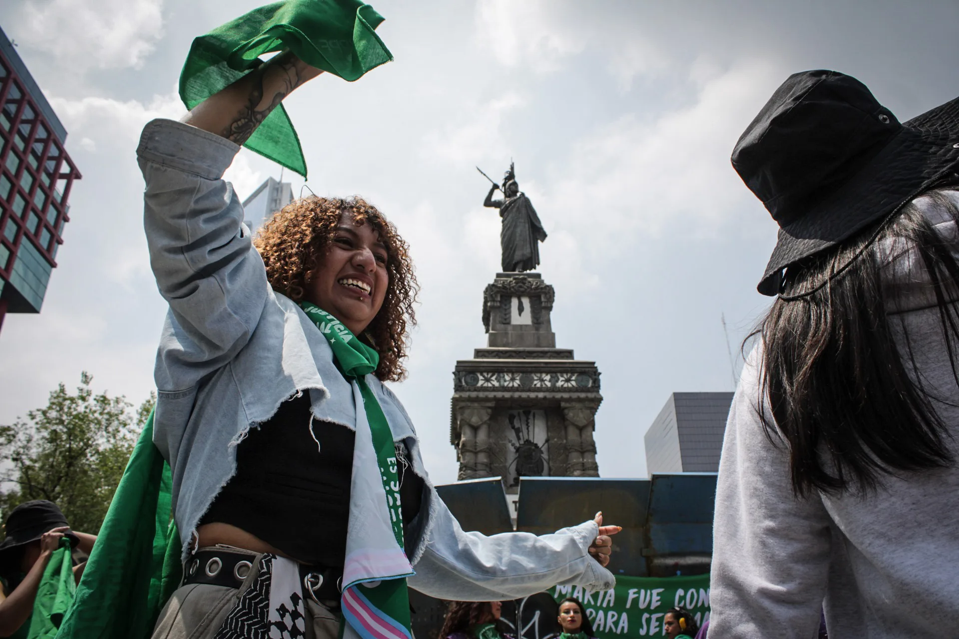 Con motivo del 28S, diversas organizaciones convocaron “Sonidero por el Aborto libre, seguro y gratuito” frente al Senado de la República, así como la marcha desde la Glorieta de las Mujeres que Luchan hacia el Hemiciclo a Juárez para eliminar el aborto como delito en el Código Penal.