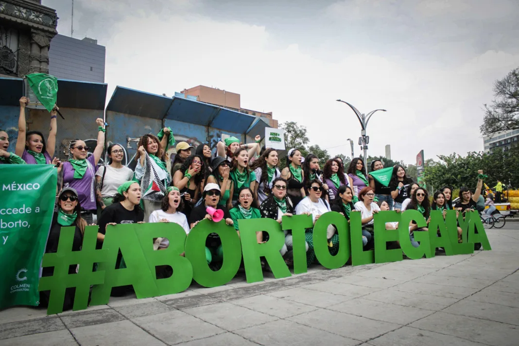 Con motivo del 28S, diversas organizaciones convocaron “Sonidero por el Aborto libre, seguro y gratuito” frente al Senado de la República, así como la marcha desde la Glorieta de las Mujeres que Luchan hacia el Hemiciclo a Juárez para eliminar el aborto como delito en el Código Penal. Con motivo del 28S, diversas organizaciones convocaron “Sonidero por el Aborto libre, seguro y gratuito” frente al Senado de la República, así como la marcha desde la Glorieta de las Mujeres que Luchan hacia el Hemiciclo a Juárez para eliminar el aborto como delito en el Código Penal.