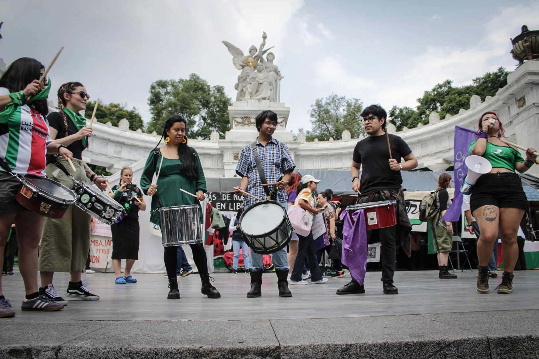 Con motivo del 28S, diversas organizaciones convocaron “Sonidero por el Aborto libre, seguro y gratuito” frente al Senado de la República, así como la marcha desde la Glorieta de las Mujeres que Luchan hacia el Hemiciclo a Juárez para eliminar el aborto como delito en el Código Penal.