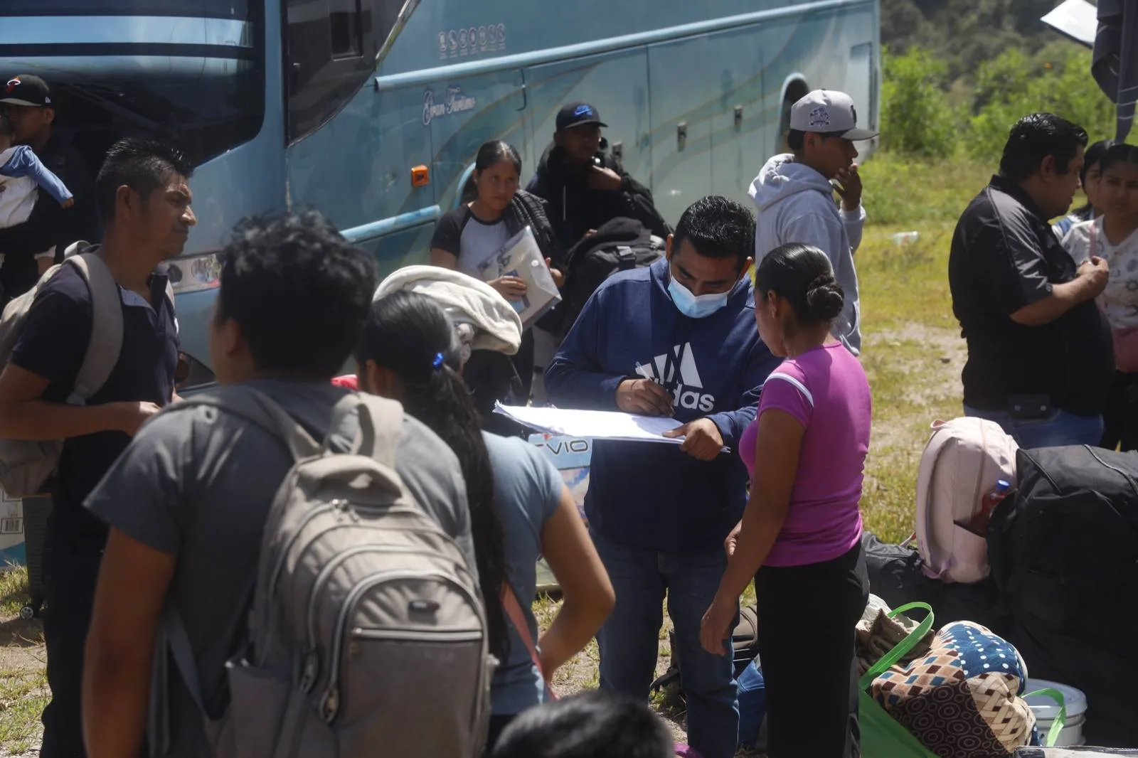 Migración forzada: 77 jornaleros nahuas de Guerrero parten a Sinaloa en busca de sobrevivencia