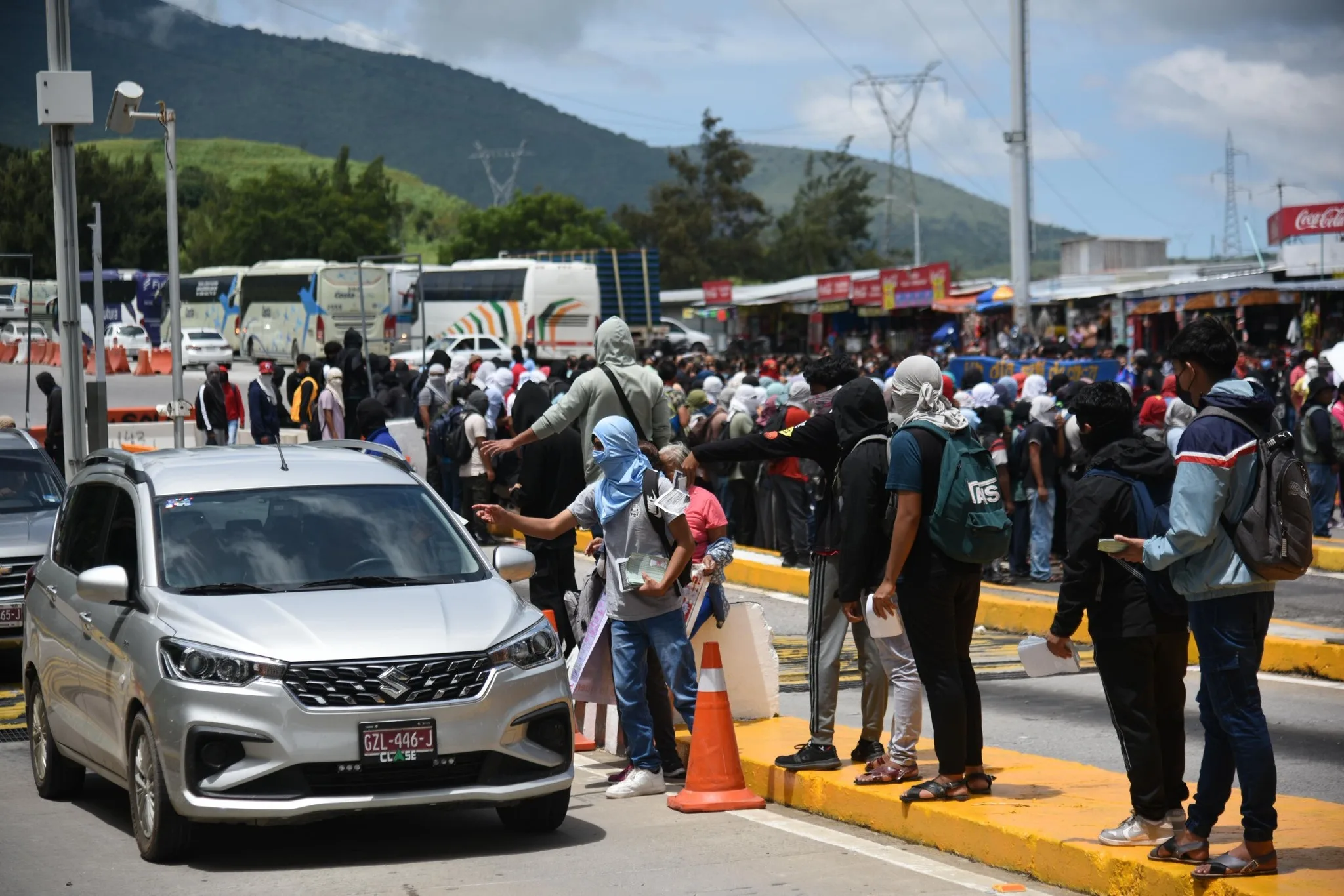 Padres de los 43 toman caseta en Guerrero y denuncian falta de avances en el caso Ayotzinapa