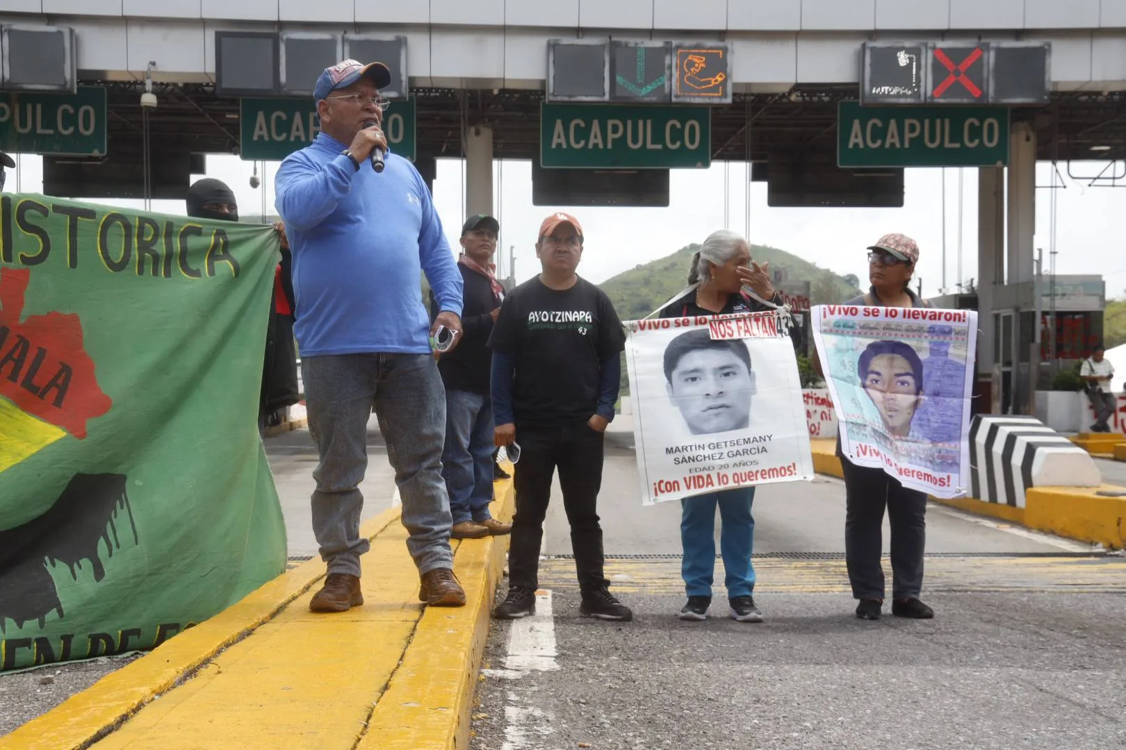 Padres de los 43 toman caseta en Guerrero y denuncian falta de avances en el caso Ayotzinapa