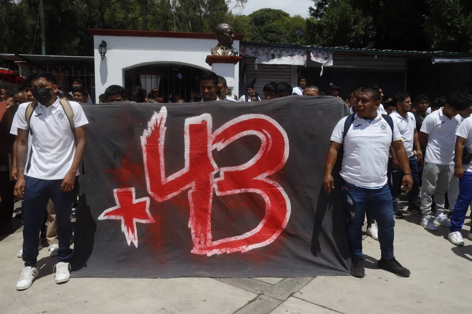 A 11 años, madres y padres de los 43 marchan en Tixtla para exigir justicia