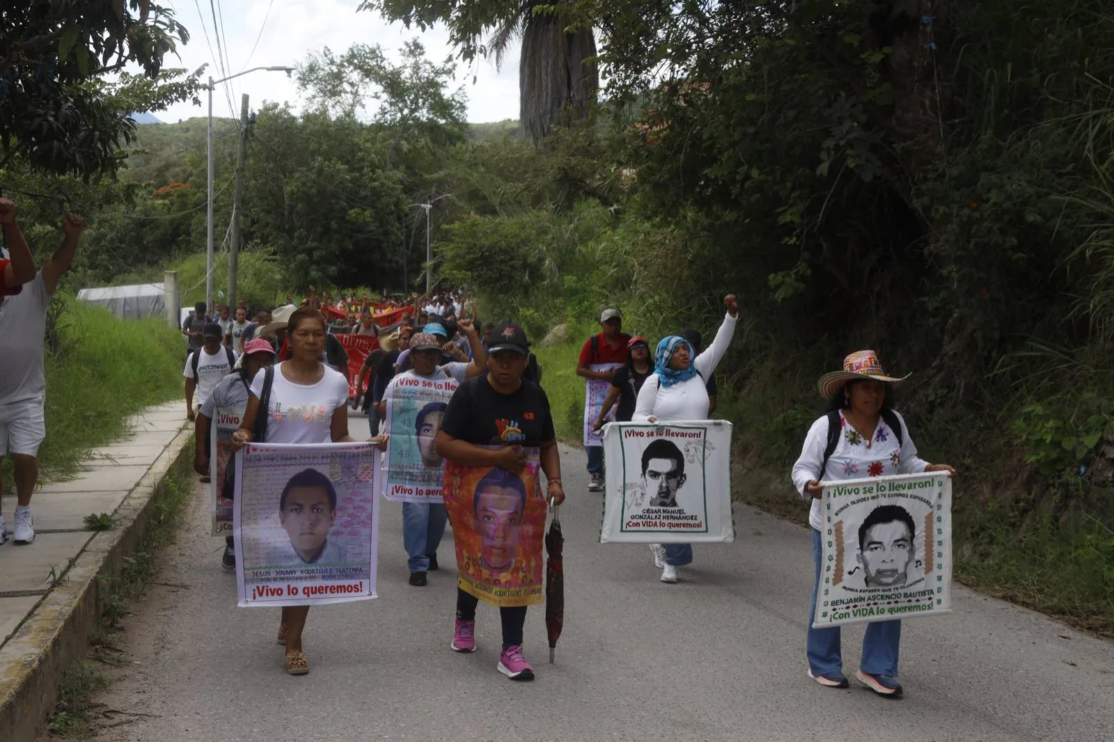 A 11 años, madres y padres de los 43 marchan en Tixtla para exigir justicia