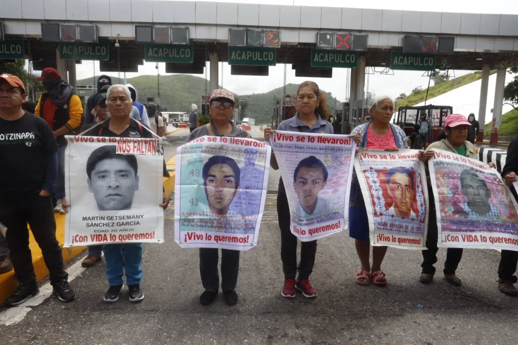 549187987_1181870520634922_3989468514562939490_n Padres de los 43 toman caseta en Guerrero y denuncian falta de avances en el caso Ayotzinapa