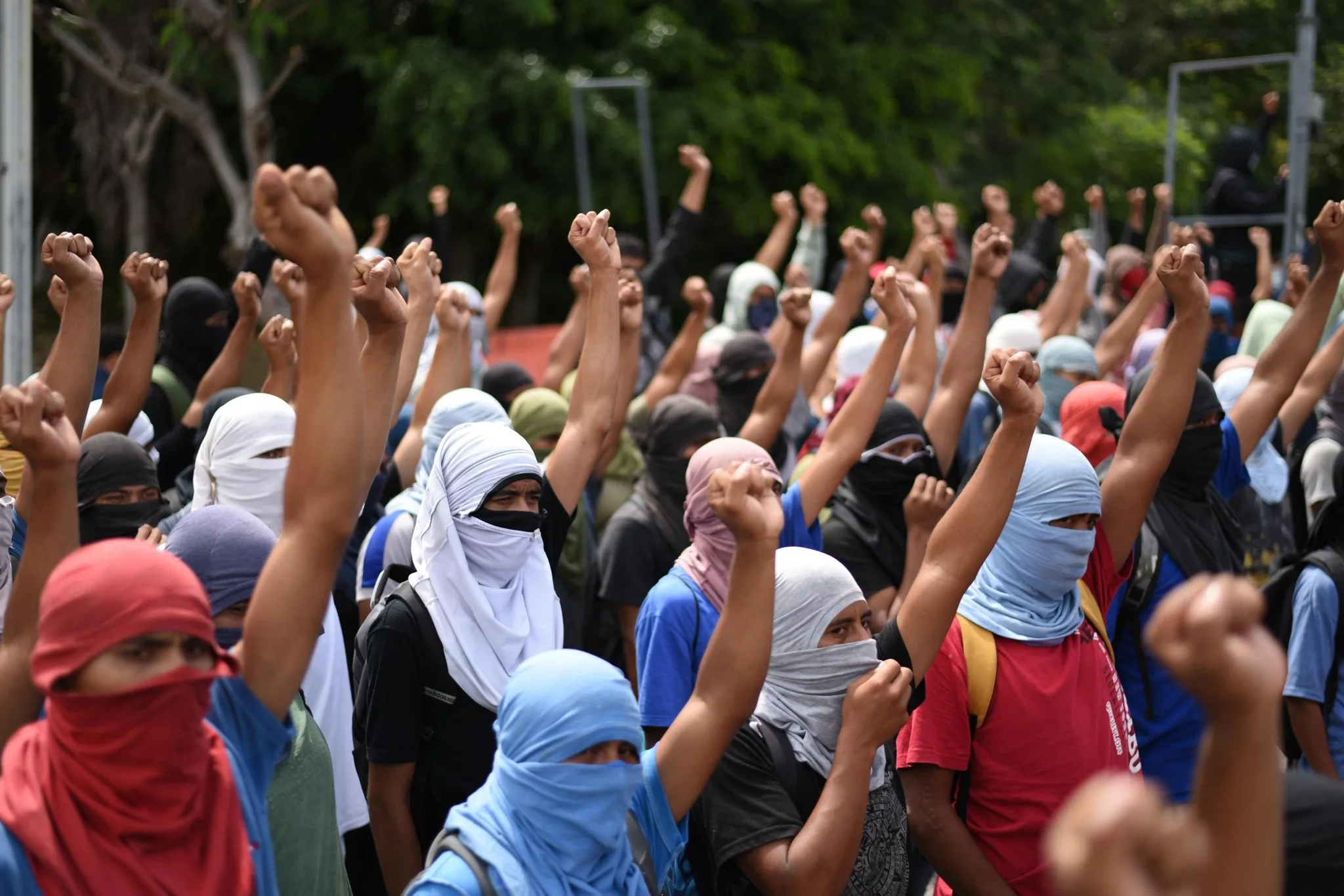 Padres de los 43 toman caseta en Guerrero y denuncian falta de avances en el caso Ayotzinapa